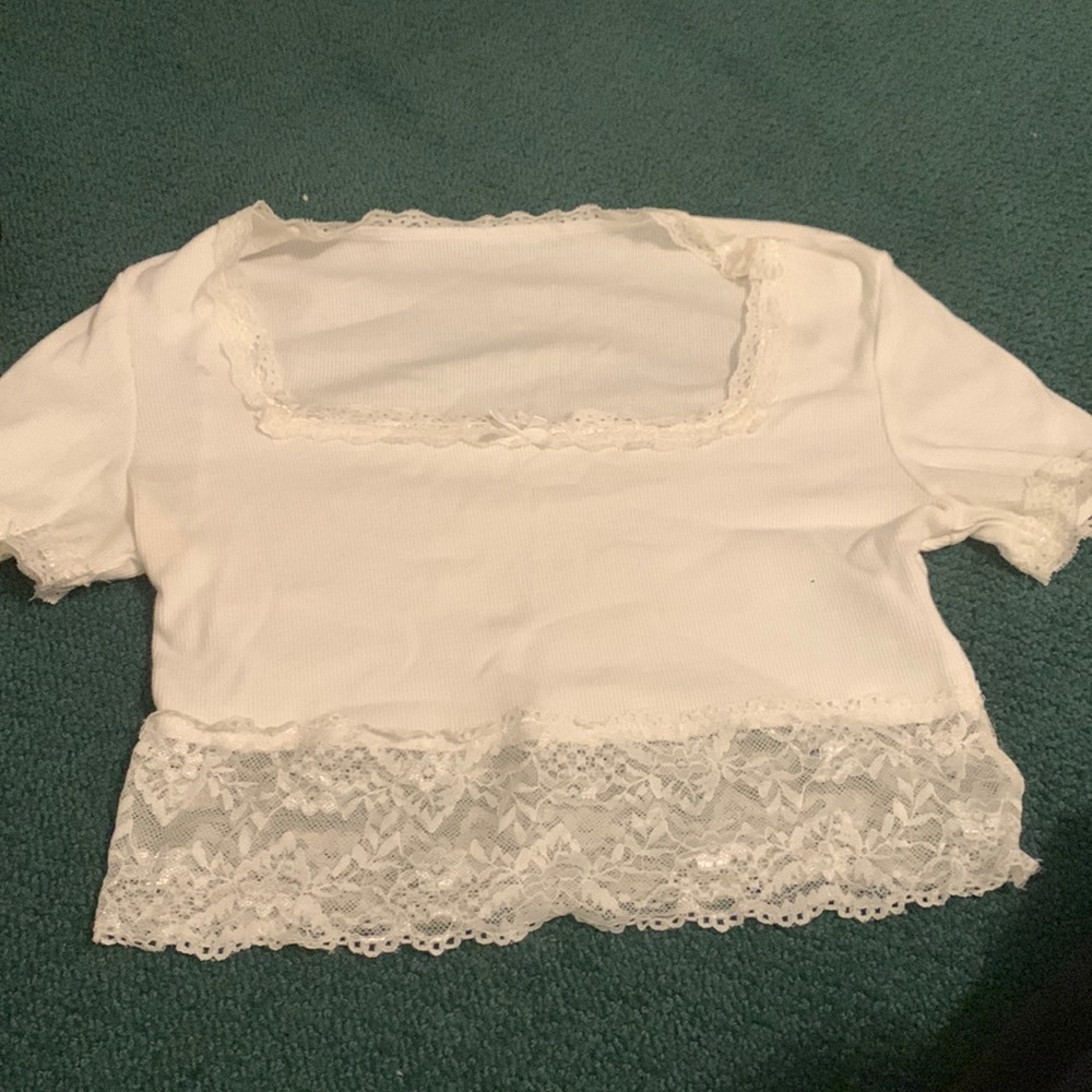 Cute cropped shirt with lace